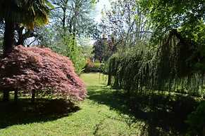 Beautiful Villa, Wifi, Bbq, Private Garden, Short Walk to Lakeside, Be