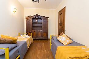 Beautiful Villa, Wifi, Bbq, Private Garden, Short Walk to Lakeside, Be