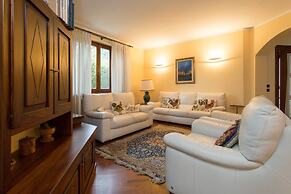 Beautiful Villa, Wifi, Bbq, Private Garden, Short Walk to Lakeside, Be