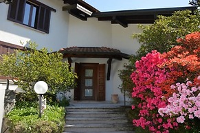 Beautiful Villa, Wifi, Bbq, Private Garden, Short Walk to Lakeside, Be