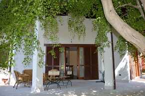 Beautiful Villa, Wifi, Bbq, Private Garden, Short Walk to Lakeside, Be