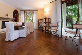 Beautiful Villa, Wifi, Bbq, Private Garden, Short Walk to Lakeside, Be