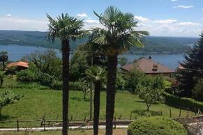 Italian Lakes 1 bed Apartment With Lake Views, Private Terrace, Wifi,