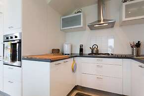 Contemporary 3 Bed Italian Lakes Villa, Lake Views, Wifi, BBQ