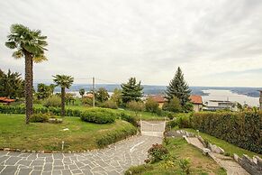 Contemporary 3 Bed Italian Lakes Villa, Lake Views, Wifi, BBQ