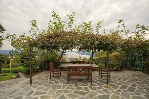 Contemporary 3 Bed Italian Lakes Villa, Lake Views, Wifi, BBQ