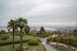 Contemporary 3 Bed Italian Lakes Villa, Lake Views, Wifi, BBQ