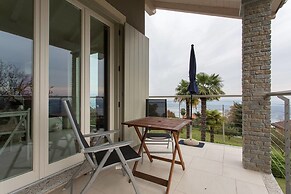 Contemporary 3 Bed Italian Lakes Villa, Lake Views, Wifi, BBQ