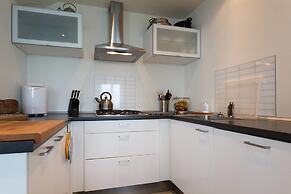 Contemporary 3 Bed Italian Lakes Villa, Lake Views, Wifi, BBQ