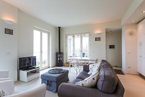 Contemporary 3 Bed Italian Lakes Villa, Lake Views, Wifi, BBQ