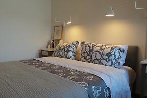 Contemporary Lakeside Villa Enjoying Direct Lake Access, Wifi, BBQ, Ne