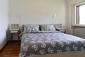 Contemporary Lakeside Villa Enjoying Direct Lake Access, Wifi, BBQ, Ne