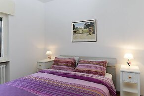 Contemporary Lakeside Villa Enjoying Direct Lake Access, Wifi, BBQ, Ne