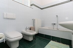 Contemporary Lakeside Villa Enjoying Direct Lake Access, Wifi, BBQ, Ne