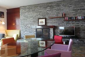 Contemporary Lakeside Villa Enjoying Direct Lake Access, Wifi, BBQ, Ne