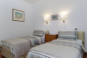 Contemporary Lakeside Villa Enjoying Direct Lake Access, Wifi, BBQ, Ne