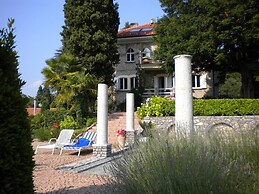 Luxury Italian Lakes Villa With Pool. 360 Degree Views. Sleeps 11