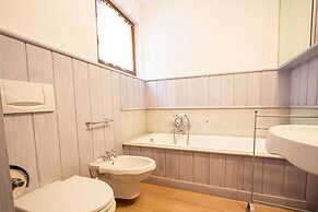 Authentic 3 bed Apartment With Amazing Lake Views