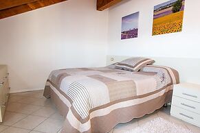 2 Bedroom Apartment near Stresa, Short Walk to Lakeside, Lake Views