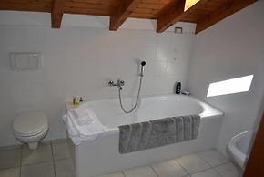 2 Bedroom Apartment near Stresa, Short Walk to Lakeside, Lake Views