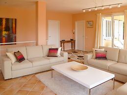 Stunning 4 bed Villa With Private Pool, Bbq, Wifi, Lake Views, Walking