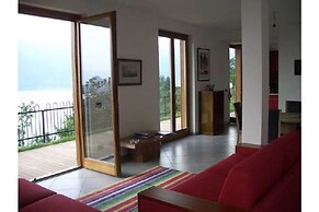 Contemporary 3 Bed Apartment With Lake Views, Wifi, Near Village