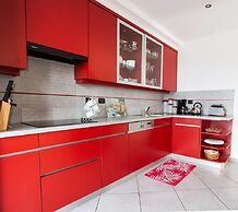 Contemporary 3 Bed Apartment With Lake Views, Wifi, Near Village