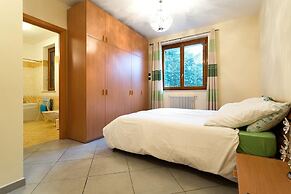 Contemporary 3 Bed Apartment With Lake Views, Wifi, Near Village