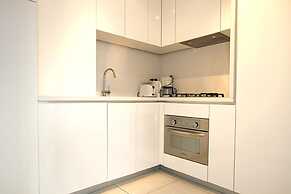 Stunning 1 bed Apartment, Lake Views, Large Terrace, Wifi