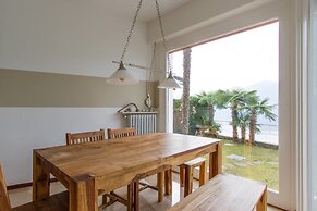 Stunning Lakeside Villa With Direct Lake Access, Mooring, Near Restaur