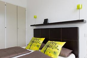 Stunning Lakeside Villa With Direct Lake Access, Mooring, Near Restaur