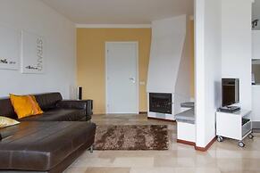 Stunning Lakeside Villa With Direct Lake Access, Mooring, Near Restaur