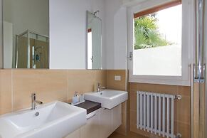 Stunning Lakeside Villa With Direct Lake Access, Mooring, Near Restaur