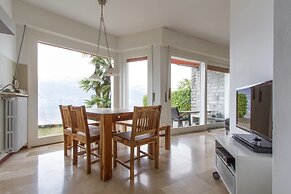 Stunning Lakeside Villa With Direct Lake Access, Mooring, Near Restaur