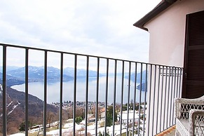 Stylish Lake Maggiore Apartment With Lake Views, Wifi