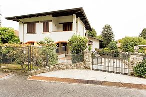 Lake Maggiore Villa With Beach Access, Near Village Centre, Wifi, BBQ