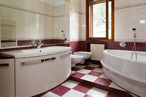 Lake Maggiore Villa With Beach Access, Near Village Centre, Wifi, BBQ