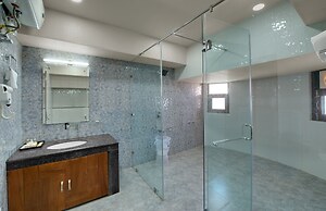 The Twin Towers Hotel New Kufri