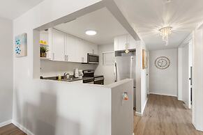 2 Bedroom 2Bath Deluxe Apt with Patio