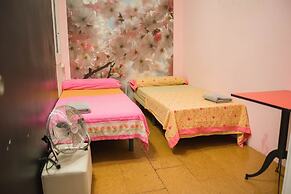 Go Bcn Hostal Ideal Badal - Hostel