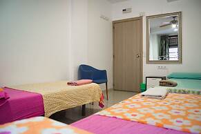 Go Bcn Hostal Ideal Badal - Hostel