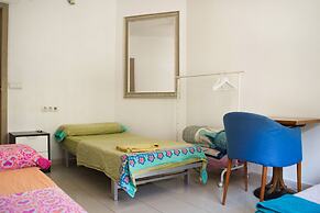 Go Bcn Hostal Ideal Badal - Hostel