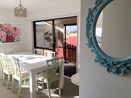 Sunny Holiday Home Near the Beach