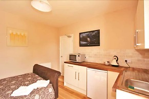 Central Studios Gloucester Road by Rooms Booked - Free Parking