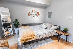 AOC Suites - Heart of Downtown  Condo