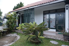 OYO 244 Griya Cemara Homestay