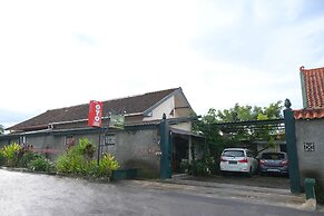 OYO 244 Griya Cemara Homestay