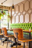 Hartford Hall on School Lane