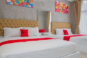 RedDoorz Premium @ The Batik Hotel Moh. Toha
