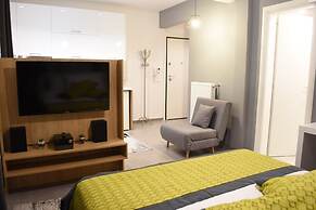 Mousas Studio Apt Must